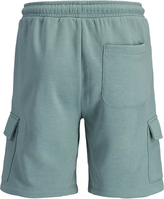 Achterkant van een lichtgroene cargobroek voor jongens met elastische tailleband en zakken.