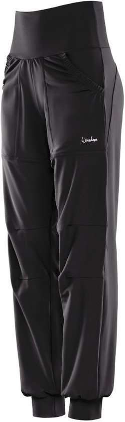 Zijaanzicht van een zwarte, nauwsluitende sportbroek met een hoge tailleband, gerimpelde zakken en logo op de heup.