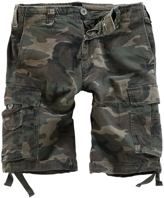 Voorkant van camouflage cargo shorts met meerdere zakken en verstelbare zomen.