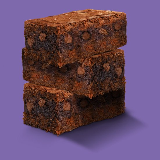 Drie Milka Choco Brownies gestapeld, met stukjes chocolade erin.