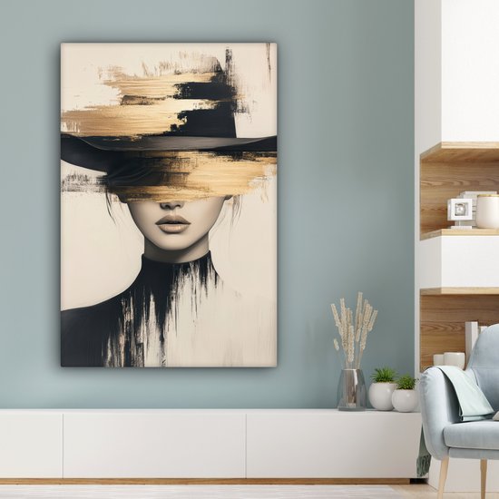 Abstract portret van een vrouw met zwarte hoed en gouden verfstreken, hangend boven een witte kast in een kamer met blauwe muur.