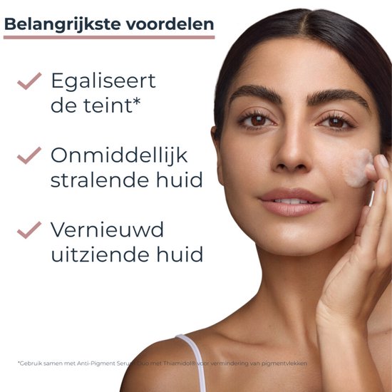 Vrouw met een egale huid die product aanbrengt. De tekst zegt 'Egaleert de teint', 'Onmiddellijk stralende huid', 'Vernieuwd uitziende huid'.