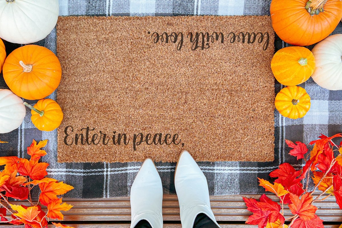 Laser Point Enter In Peace Leave With Love | 90x60 cm | Nieuwe huis cadeau | Ingangsmat | Deurmat met stijl | Verhuizing cadeau | Praktisch & trendy | Perfect voor binnenkomst | Cadeau voor nieuwe woning Bruin | Zwart (Gravering 90x60)
