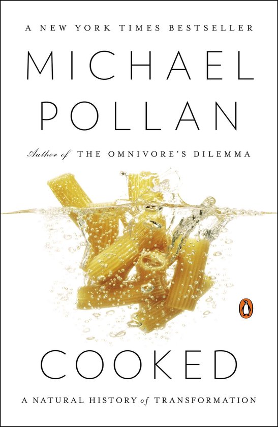Boekcover van 'Cooked' met Michael Pollan en pasta die in water valt. De tekst is geschreven in het Engels.