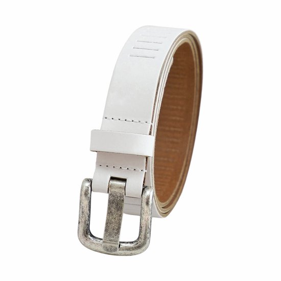 Witte leren riem met zilverkleurige gesp en geperforeerde gleufjes.