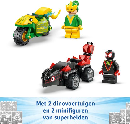 LEGO-speelgoed: groene motor, rode racewagen en twee minifiguren.