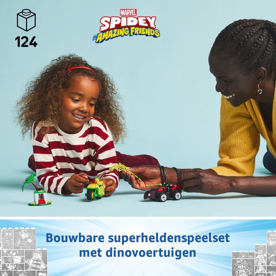 Een vrouw en een kind spelen met LEGO-voertuigen met een speelgoeddoos op de achtergrond.