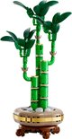Plante de bambou LEGO verte dans un pot doré avec des pierres.
