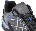 Close-up van een grijze wandelschoen: witte veters, blauwe lussen, Regatta logo en ISOTEX WATERPROOF op de tong.