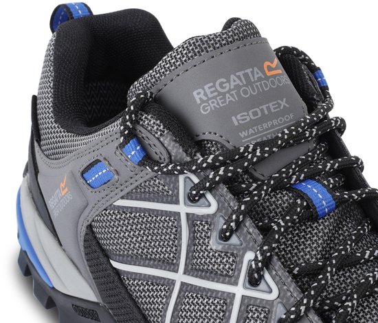 Close-up van een grijze wandelschoen: witte veters, blauwe lussen, Regatta logo en ISOTEX WATERPROOF op de tong.