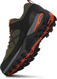 Chaussure de randonnée verte et noire avec des touches d'orange sur la semelle et les lacets. Vue de côté et du dessous.