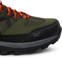 Détail d'une chaussure de randonnée basse verte avec renfort noir et accent orange.