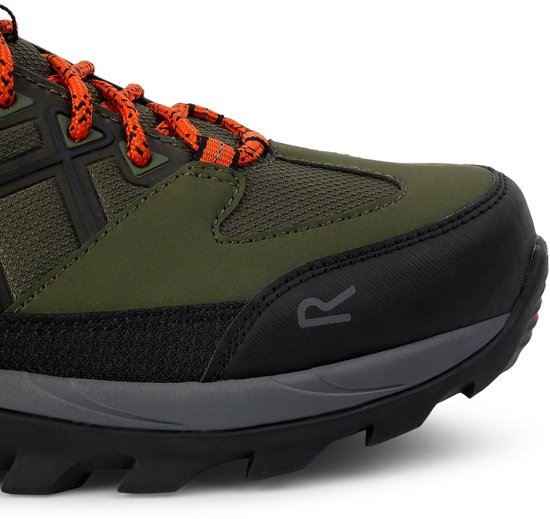 Détail d'une chaussure de randonnée basse verte avec renfort noir et accent orange.