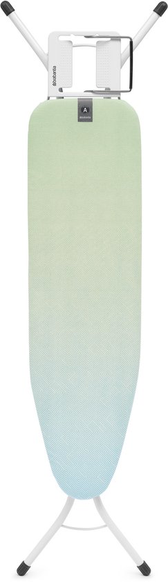 Strijkplank met een groen-blauwe, verloophoes en een Fairtrade katoen logo.