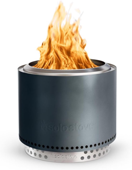 Donkergrijze Solo Stove vuurkorf met een grote vlam.