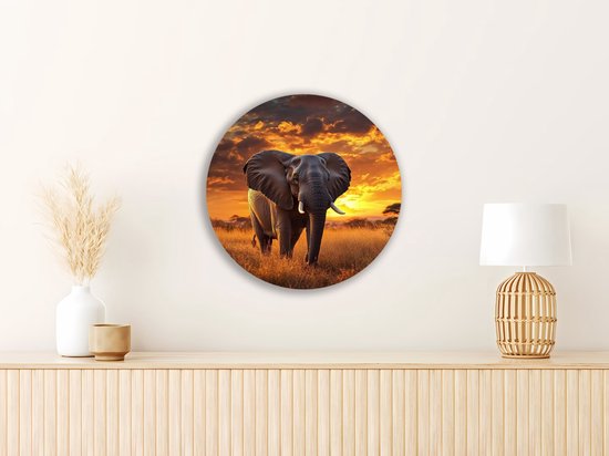 Olifant in de savanne bij zonsondergang, hangend boven een dressoir.
