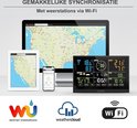 Tablet, smartphone en digitaal weerstation display, met kaarten en Wi-Fi logo.