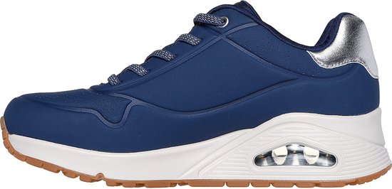 Linkerzijde van de Skechers sneaker in donkerblauw, met zichtbare zooltechnologie en zilveren hielafwerking.
