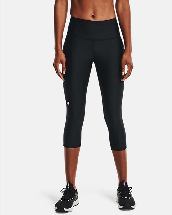 Zicht op de voorkant van een zwarte capri sportbroek met wit logo.