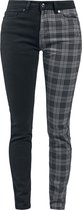 Zwart-grijze broek, met aan de linkerzijde een zwarte broekspijp en aan de rechterzijde een broekspijp met grijze ruiten. Slim fit.