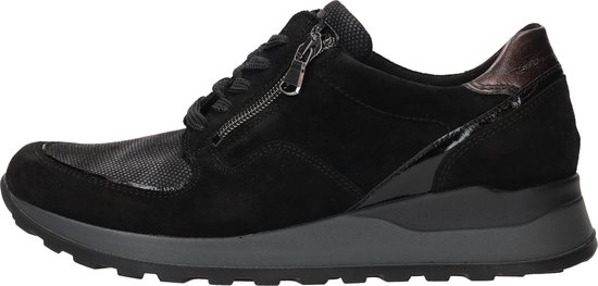 Zwarte suède sneaker met rits, textuurvlakken en een dikke zool.