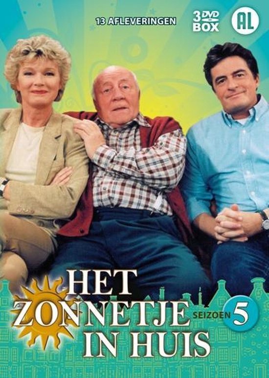 Drie hoofdrolspelers, twee mannen en een vrouw, zittend op een bank. Boven de titel 'Het Zonnetje in Huis Seizoen 5'.