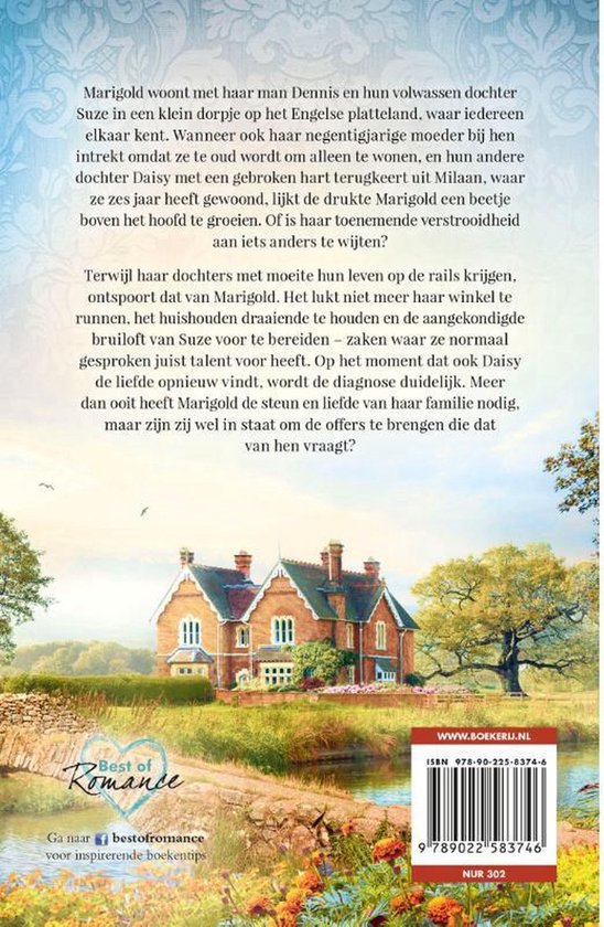 Een bakstenen huis met een rieten dak, omringd door groen, met een stenen brug en water op de voorgrond.