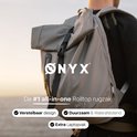 Grijze ONYX rolrugzak op de rug van een persoon, met het opschrift 'De #1 all-in-one Rolltop rugzak'.