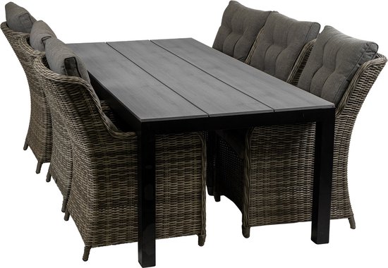 Grijze rotan tuinstoelen met grijze kussens rond een grijze tafel.