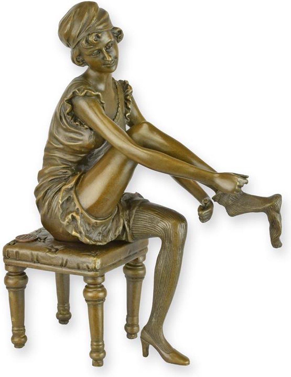 Bronzen beeld ‘Vrouw trekt sok aan’ – Beelden & Sculpturen – bronzen sculptuur vrouw, art deco woondecoratie, interieur beeld - detailrijk – gesprekstarter – tijdloos design - 22,7 cm – brons