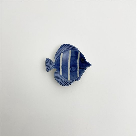 Keramische blauwe vis met witte strepen.