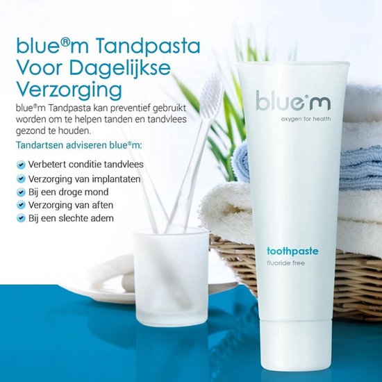 Vrouw poetst tanden met witte tandenborstel. Twee witte tandenborstels in een glas, naast een tube tandpasta en mandje met handdoeken.