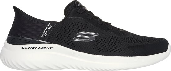 Mocassin Skechers noir avec semelle blanche et logo S argenté. Tige en mesh et inscription 'ULTRA LIGHT' sur la semelle.