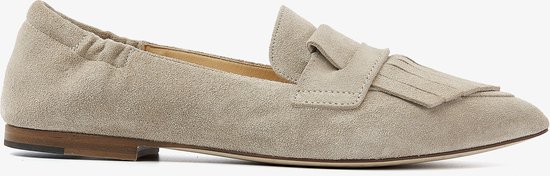 Lichtgrijze suède loafer met puntige neus, franjes en strikdetail.