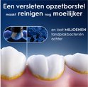 Close-up van tanden met tandplak en bacteriën. Een opzetborstel maakt reinigen moeilijker.