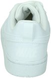 Witte Nike sneaker, rugzijde weergave met Nike tekst op de zool.