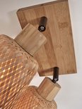 Deux lampes avec abat-jour en bambou naturel tressé sur une plaque de plafond en bois.