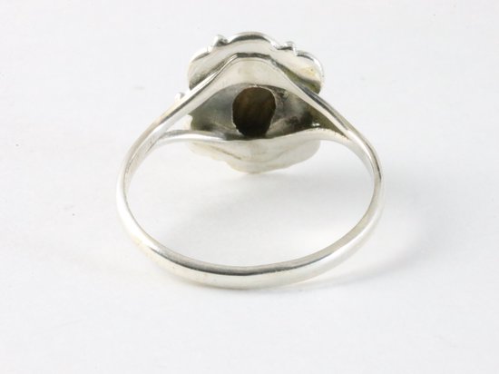 Achterkant van een zilveren ring met een ovale tijgeroog edelsteen.