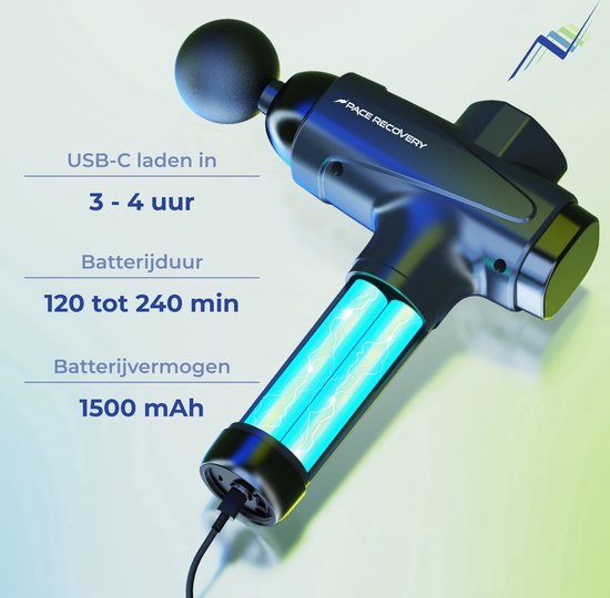 Zwarte massage gun met de batterijen zichtbaar, die oplichten in het blauw. Tekst: 'USB-C laden in 3 - 4 uur'.