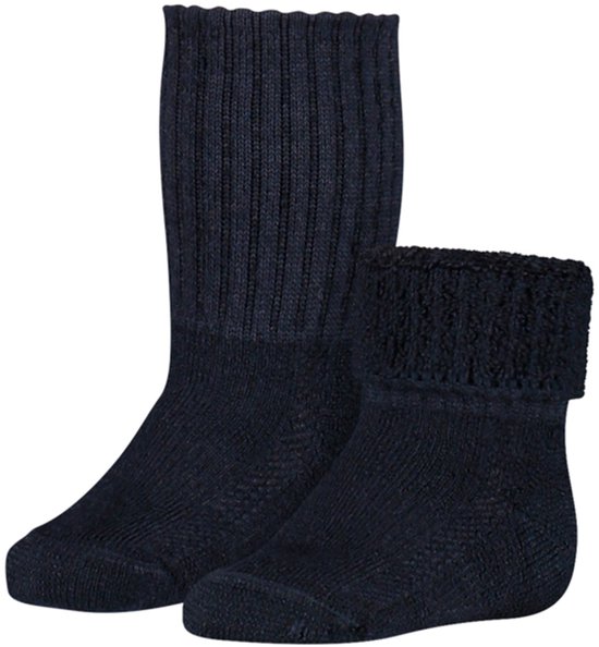 Een set van twee donkerblauwe wollen sokken, één lang en één kort model, met geribbelde boorden.