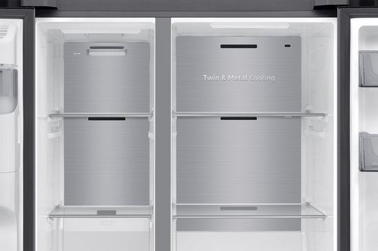 Zilverkleurige binnenkant van de koelkast- en vriesvakken van een Amerikaanse Samsung koelkast met Twin & Metal Cooling.