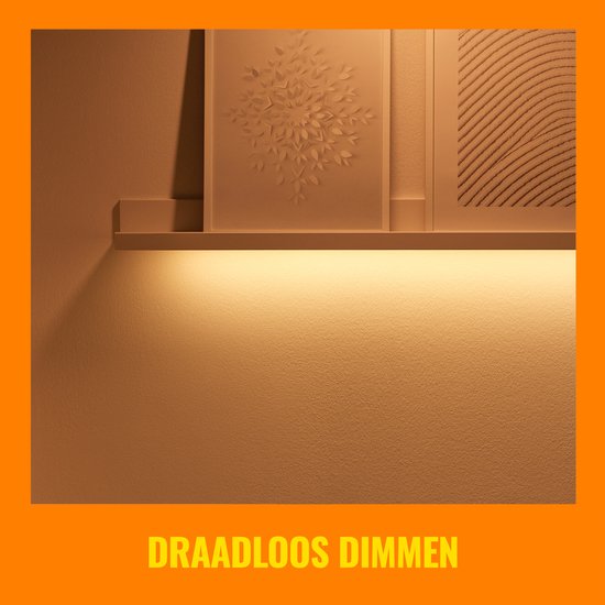 Een plank met daarop een ornament en daaronder een gele gloed van een LED-strip. Tekst: DRAADLOOS DIMMEN.