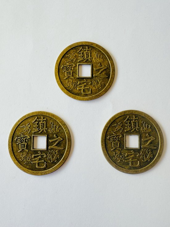 Deze drie XL Chinese geluksmunten zijn krachtige Feng Shui-talismannen die symbool staan voor rijkdom, bescherming en voorspoed. geluksbrenger