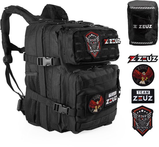Zwarte tactische rugzak, 25L, met diverse patches, waaronder 'ZEUZ TACTICAL' en een adelaar.