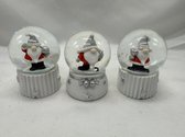 Decoratieve set van 3 glitterbollen met Kerstman - Wit + Zilver - Kerstman + Kerstbal / Kerstman + cadeau/ Kerstman + hart - Hoogte 6.5 x dia 5 cm - Polyresin + Glazen bol - Kerstdecoratie - Kerstversiering - Woonaccessoires
