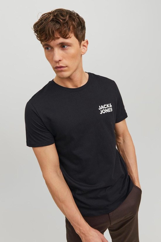 Close-up van een man met zwart T-shirt met witte JACK & JONES-opdruk op de borst.