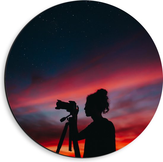 Dibond Muurcirkel - Silhouet van Vrouw achter Camera bij Zonsondergang - 40x40 cm Foto op Aluminium Muurcirkel (met ophangsysteem)