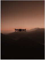 Poster Glanzend – Silhouet van Drone Vliegend door de Bergen - 60x80 cm Foto op Posterpapier met Glanzende Afwerking