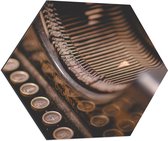 Dibond Hexagon - Close-up van de Toetsen van een Vintage Typemachine - 70x60.9 cm Foto op Hexagon (Met Ophangsysteem)