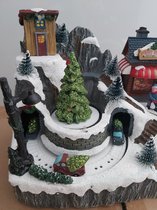 kerstdorp met kerstboom en auto's met licht, beweging en geluid 17cm hoog 23cm lang